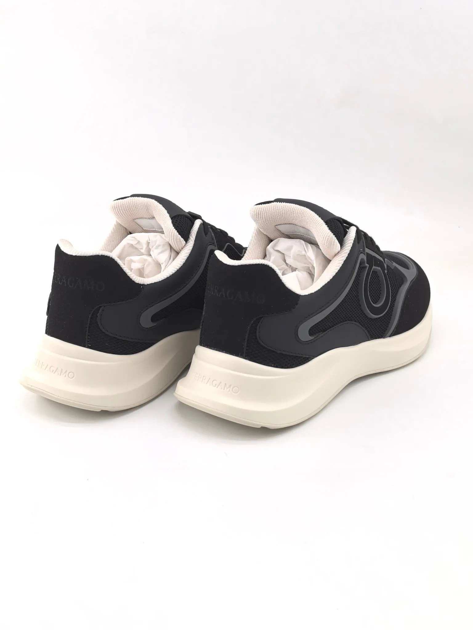 [Ferragamo] Top P: 740💰 Size: 39~44 (38 45 custom-made, non-refundable) 2025 Ferragamo men's new casual sports shoes, sports fashion charm, classic matching colors, elegant style and casual charm complement each other, showing urban fashion style. Rich colors interweave with modern charm, and simple lines outline the silhouette of the bag, interpreting casual aesthetics. Imported calfskin + first layer suede + TPU outsole